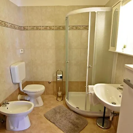Klimatisierte In Tar Mit Grill, Gemeinschaftlichem Pool Und Garten ポレッチ