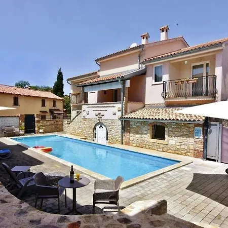 Klimatisierte In Tar Mit Grill, Gemeinschaftlichem Pool Und Garten アパート ポレッチ
