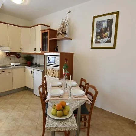 Klimatisierte In Tar Mit Grill, Gemeinschaftlichem Pool Und Garten * Poreč