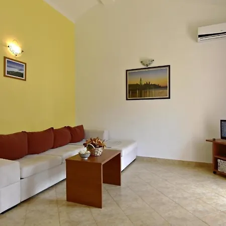 Klimatisierte In Tar Mit Grill, Gemeinschaftlichem Pool Und Garten Apartmán Poreč