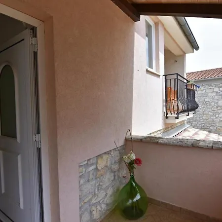 Klimatisierte In Tar Mit Grill, Gemeinschaftlichem Pool Und Garten Apartmán