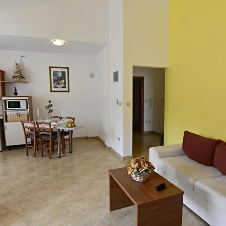 Klimatisierte In Tar Mit Grill, Gemeinschaftlichem Pool Und Garten * Poreč