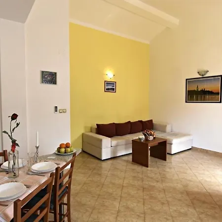 Klimatisierte In Tar Mit Grill, Gemeinschaftlichem Pool Und Garten Apartmán